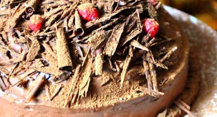 Шоколадный торт с шоколадной стружкой