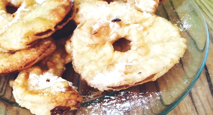 Яблочные кружочки, обжаренные в кляре с сахарной пудрой