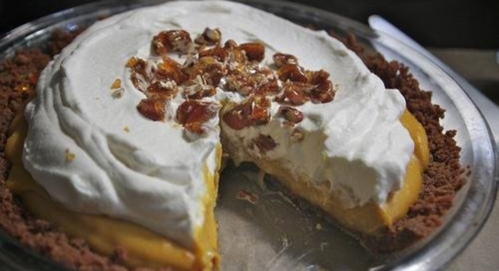 Пирог с тыквенной начинкой и взбитыми сливками