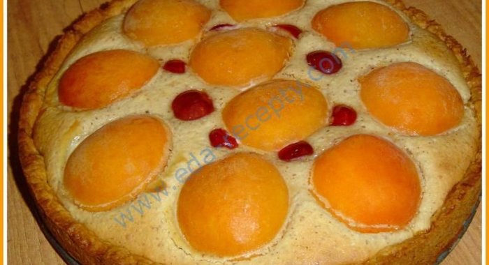 Пирог с абрикосами и черешней