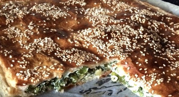 Слоеный пирог с яйцом и зеленым луком