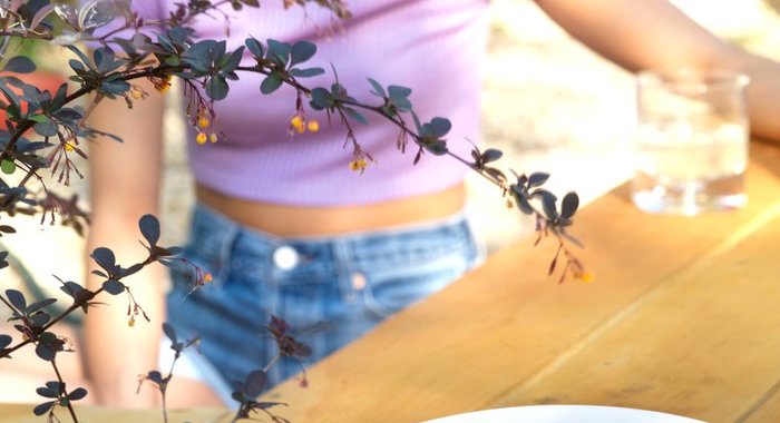 Персики на гриле со свежим малиновым соусом