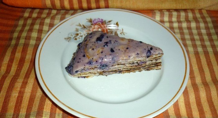 Блинный торт с чернично-шоколадным кремом