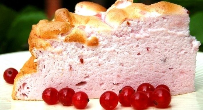 Воздушный белковый торт с ягодами