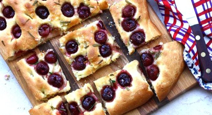 Фокачча с вишней и розмарином