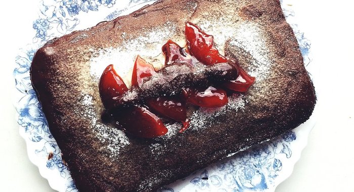 Пирог с вишней, шоколадом и орехами