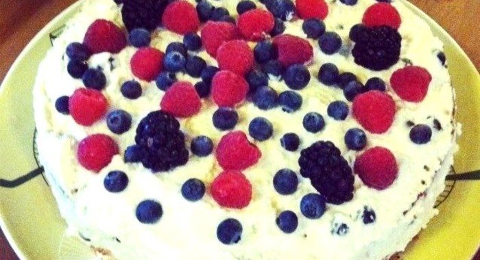 Нежный торт с голубикой