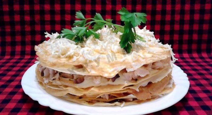 Блинный торт с грибами и курицей