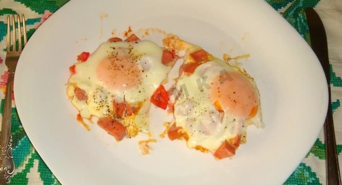 Яичница с помидорами и колбасой