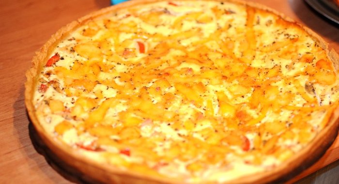 Киш с сыром, луком и томатами