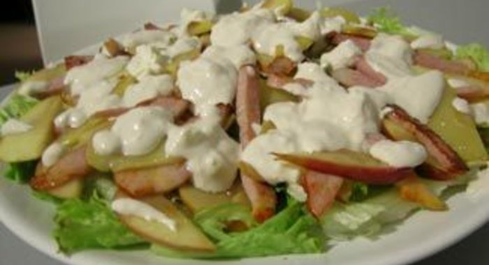 Салат с беконом и яблоком