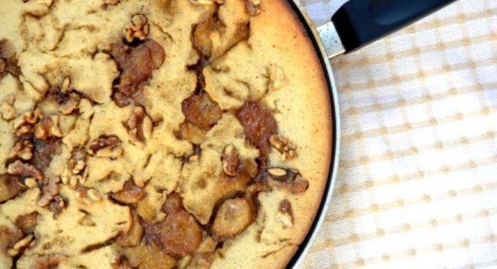 Банановый пирог с шоколадом и орехами