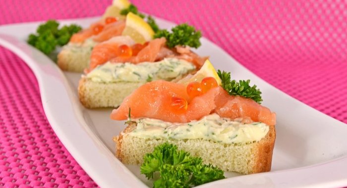 Бутерброды с зеленым маслом и слабосоленой семгой