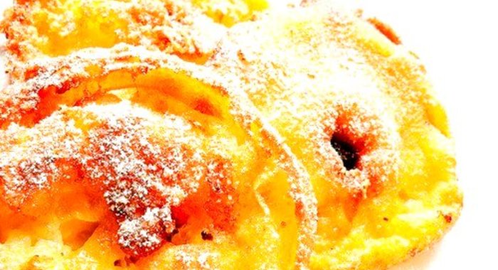 Яблоки в тесте с сахарной пудрой