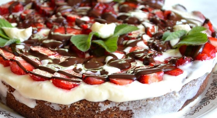 Шоколадный торт с клубникой