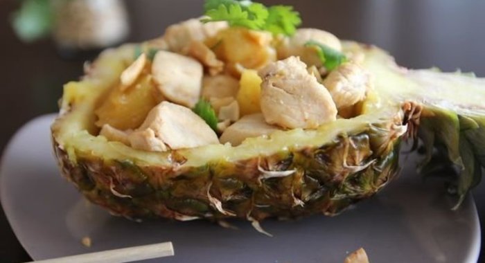 Куриное филе с ананасом и арахисом