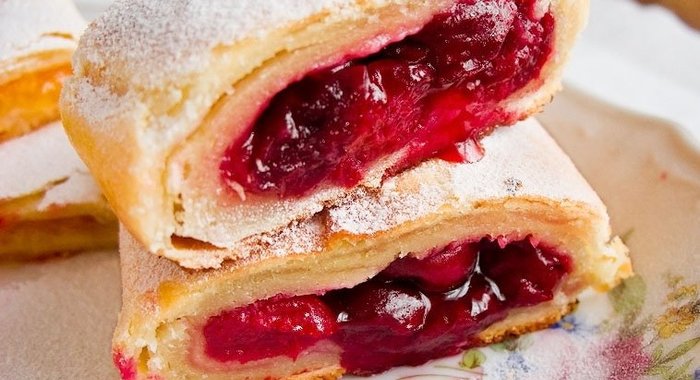Штрудель из творожного теста с вишневой начинкой