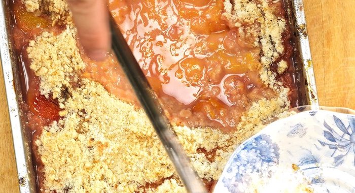 Крамбл из сливы