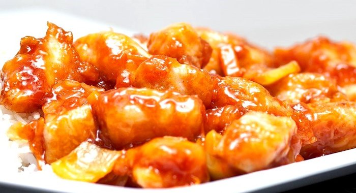 Курица в кисло-сладком соусе со сладким перцем и ананасами