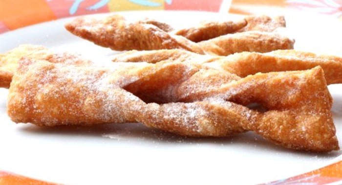 Хворост с коньяком на сметане