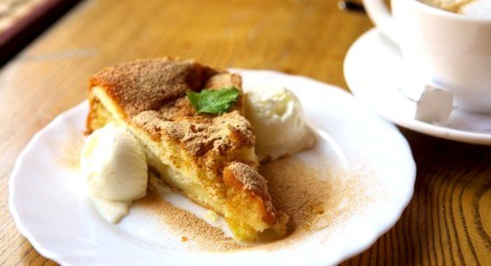 Пирог с яблоками, изюмом и шоколадом