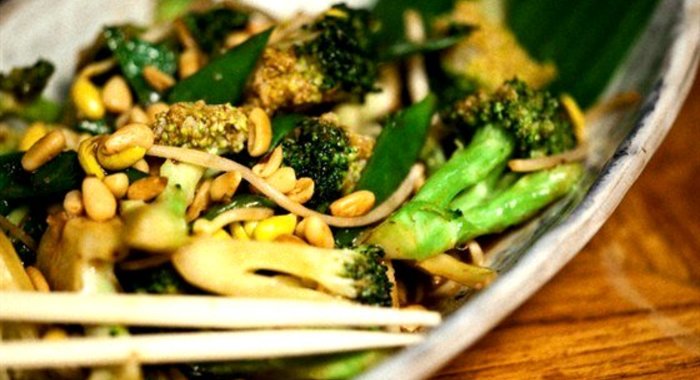 Брокколи с проростками соевых бобов