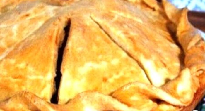 Пирог с мясом и яблоками