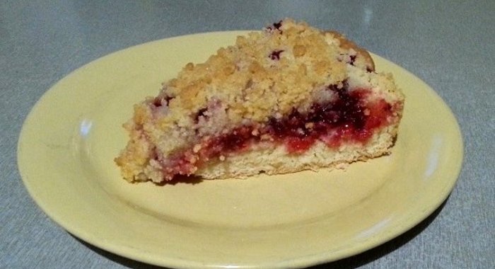 Быстрый пирог с брусникой