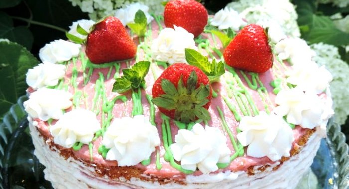 Клубничный торт с заварным кремом