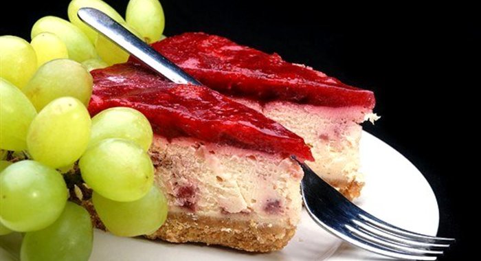 Чиз-кейк из печенья с клубникой