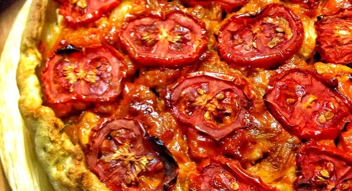 Деревенский пирог из картофельного теста с мясом и овощами