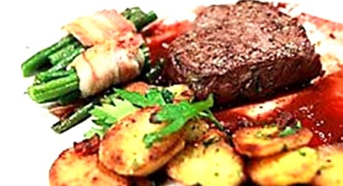 Мраморные говяжьи медальоны с жаренным картофелем по‑немецки﻿