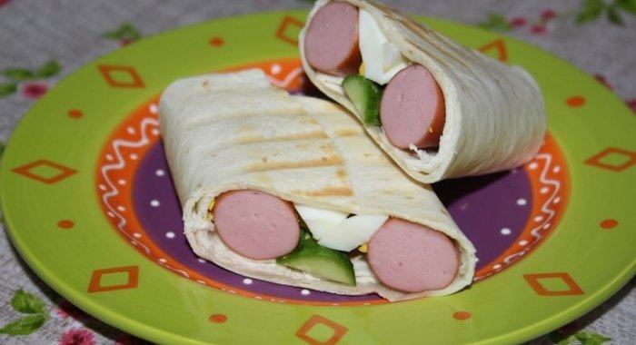 Тортильи с сосиской и яйцом (идея легкого перекуса для детей)