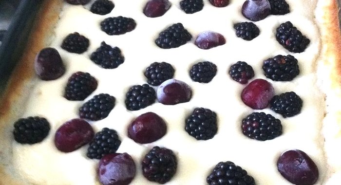 Песочный пирог с ягодами и творогом