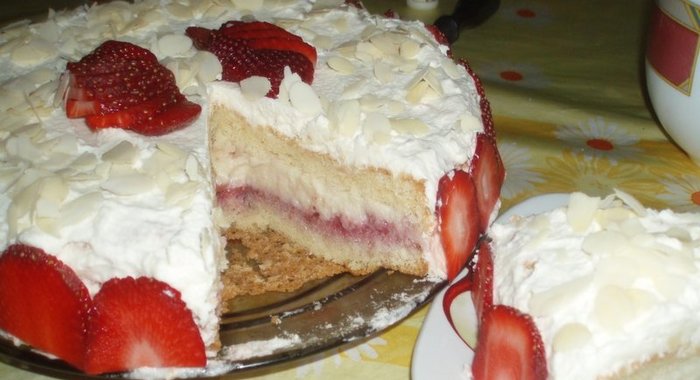 Бисквитный торт с заварным кремом и клубникой