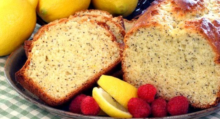 Лимонный пирог с маком и малиновым соусом