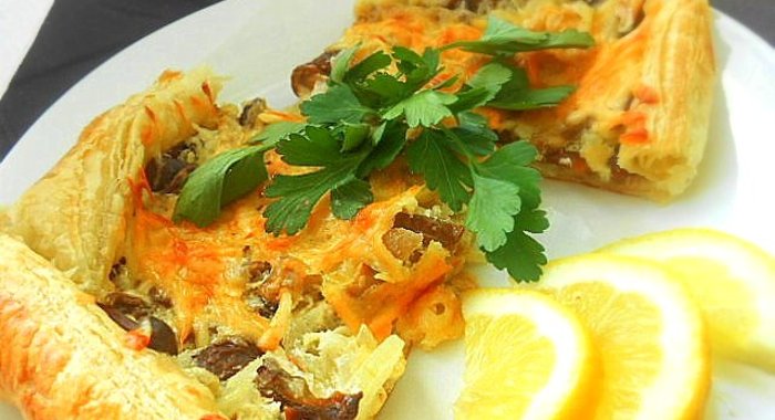 Слоеный пирог с грибами, сметаной и сыром