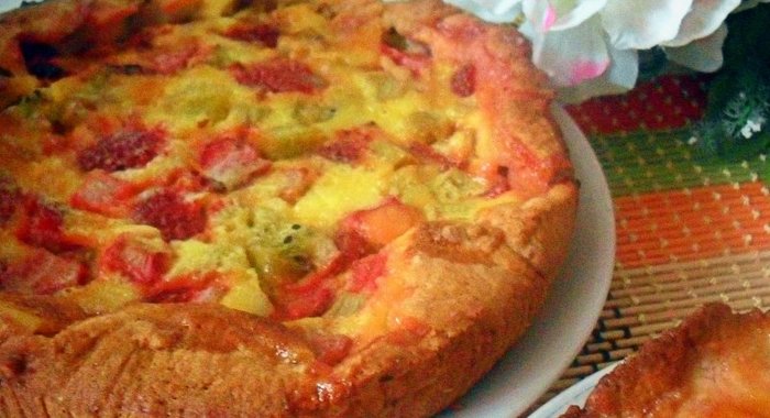 Заливной пирог с клубникой, ревенем и киви