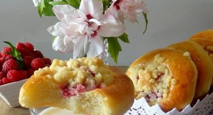 Булочки со штрейзелем и ягодой