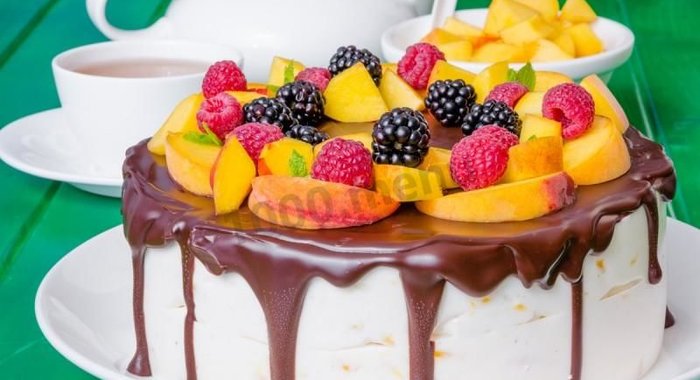 Торт с шоколадными подтеками и фруктами