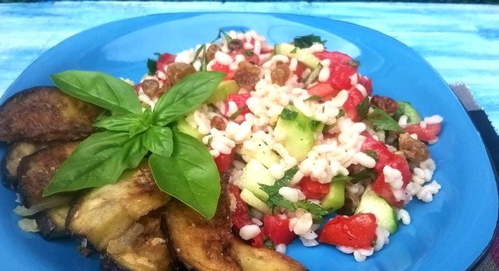Салат с булгуром и баклажанами