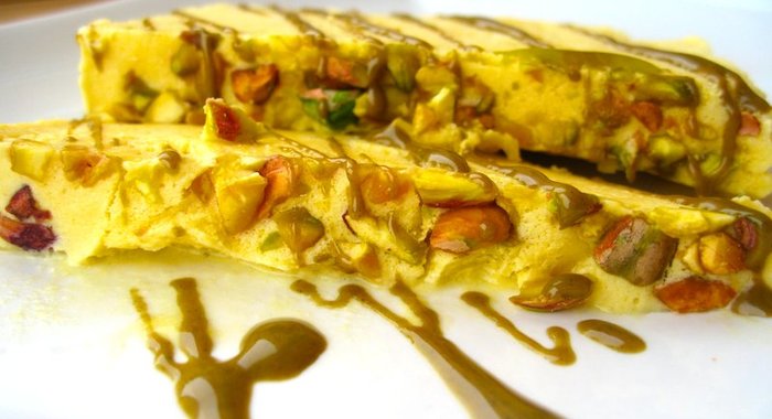 Семифреддо с манго и солеными фисташками