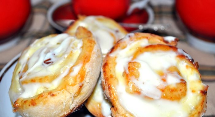 Завитушки с творогом в сметанной заливке