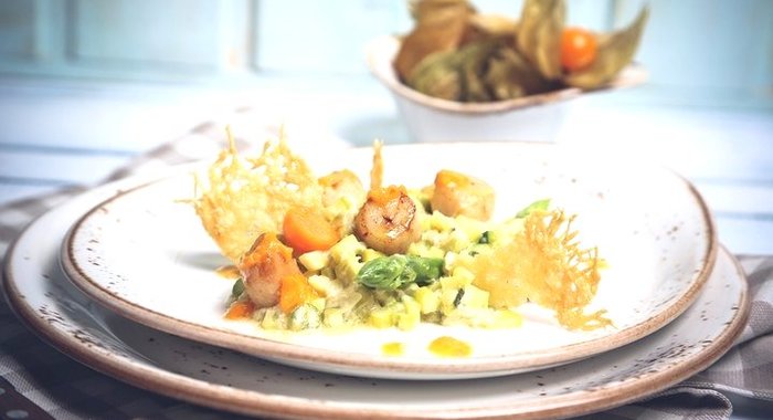 Морской гребешок с овощным ризотто