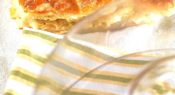 Пирог из порея и сыра грюйер