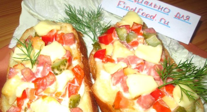 Мини-пицца с болгарским перцем и колбасой