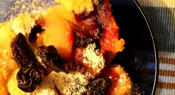 Фруктовый пирог с яблоками и сливами