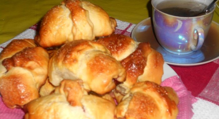 Сдобные булочки с клубникой