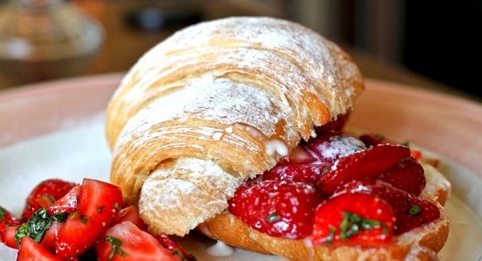 Круассаны с клубникой