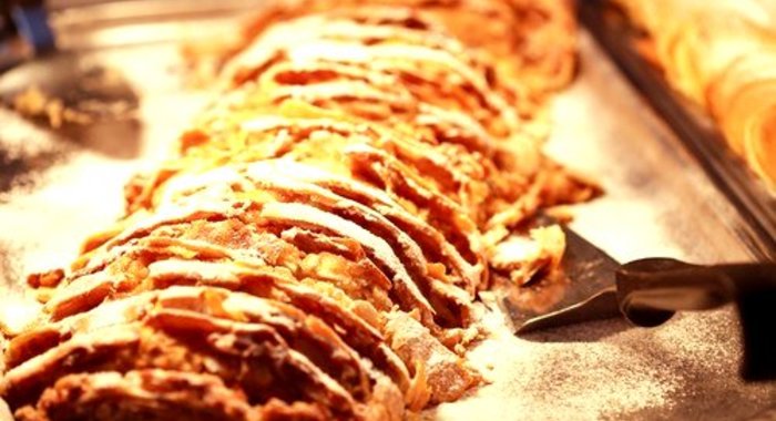 Нежный абрикосовый штрудель